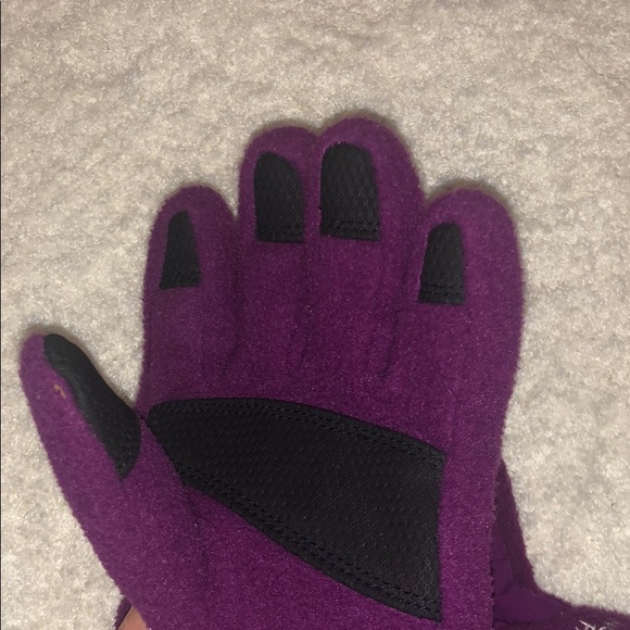 North Face Girls Set (Gloves and Hat) - Picture 4 of 4
